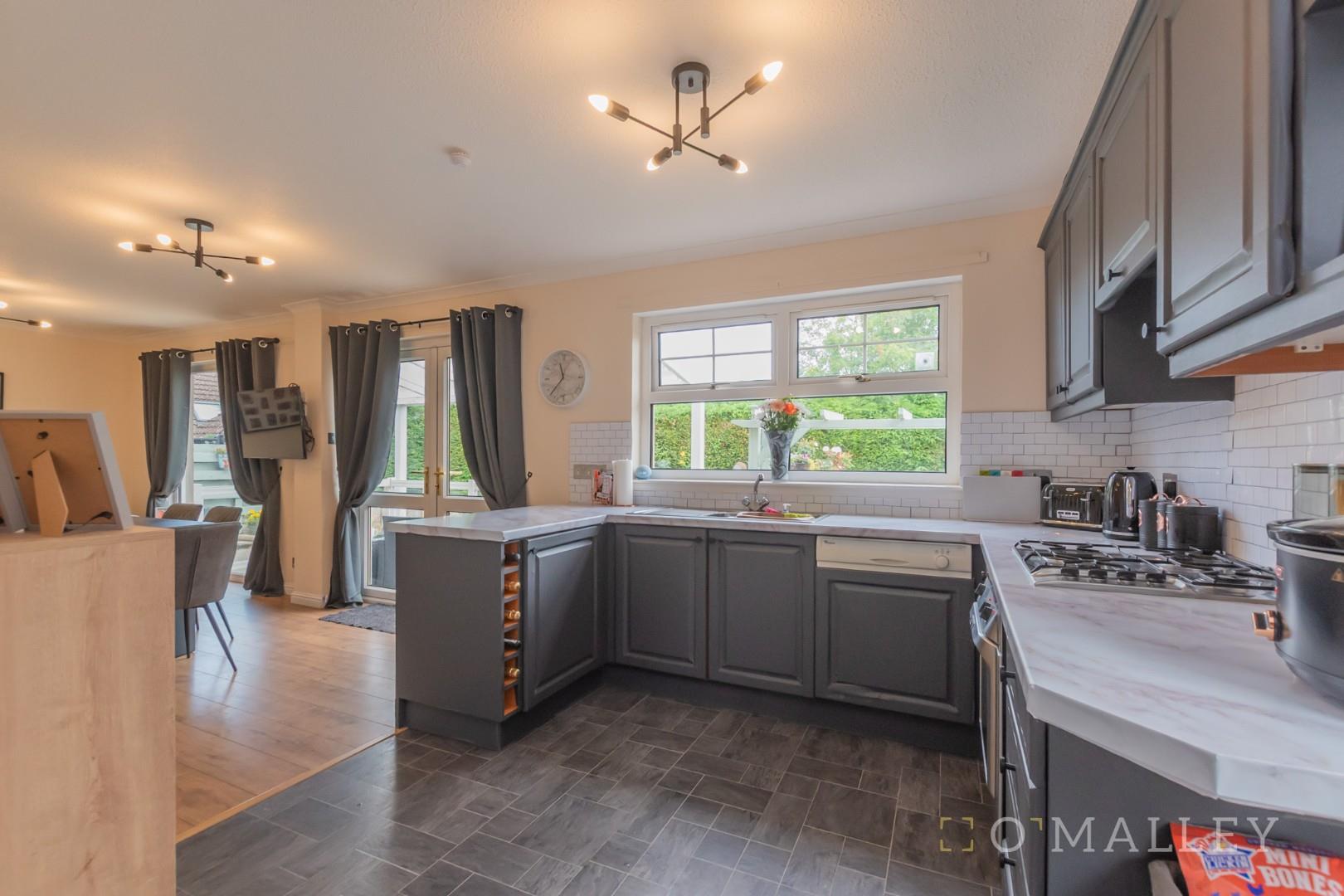 14. Kitchen 3.jpg